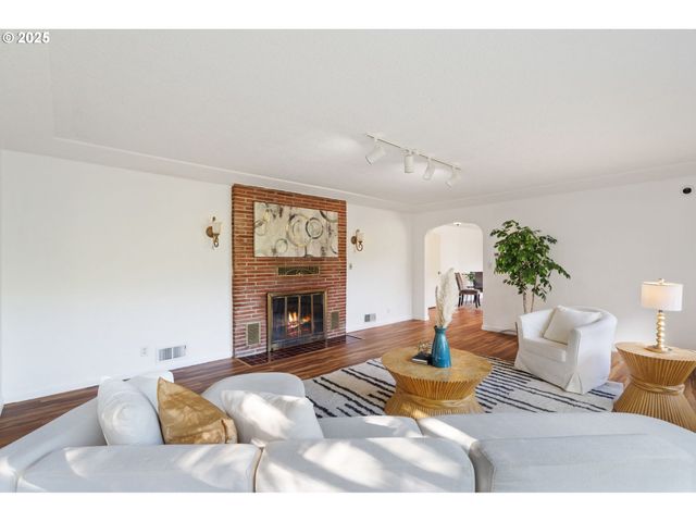 402 SKELTON Rd, Stevenson, WA 98648