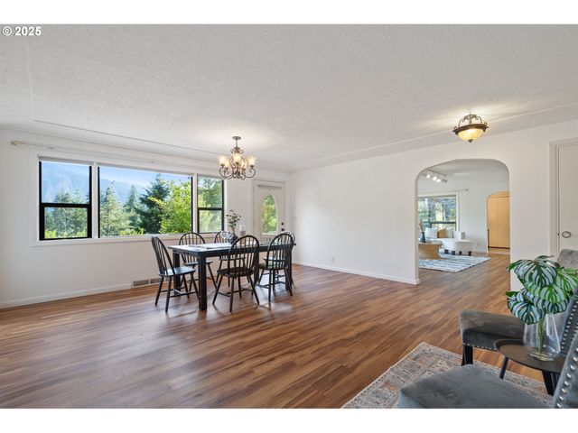 402 SKELTON Rd, Stevenson, WA 98648