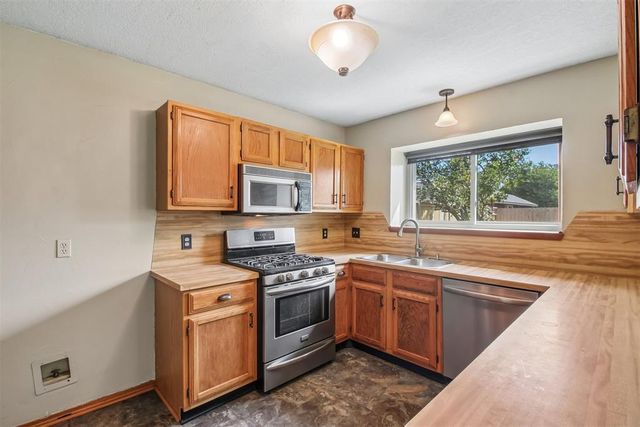 1924 Oakwood East Boulevard, Midwest City, OK 73130