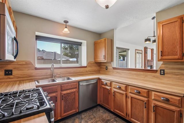 1924 Oakwood East Boulevard, Midwest City, OK 73130