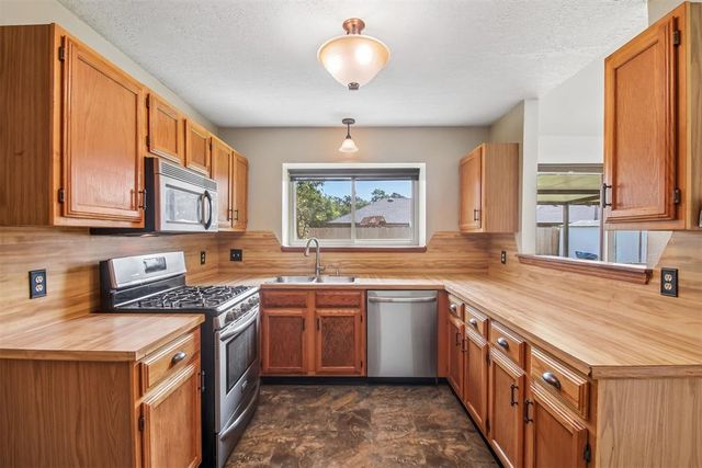 1924 Oakwood East Boulevard, Midwest City, OK 73130
