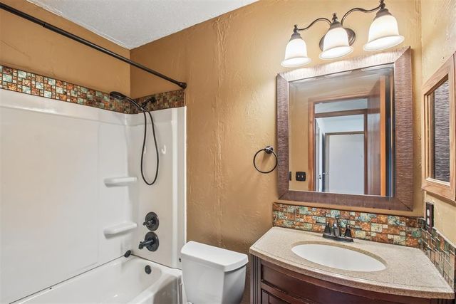 1924 Oakwood East Boulevard, Midwest City, OK 73130