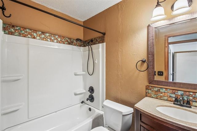 1924 Oakwood East Boulevard, Midwest City, OK 73130