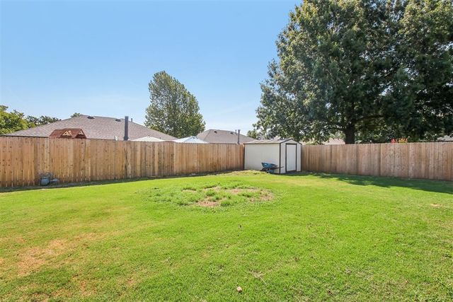 1924 Oakwood East Boulevard, Midwest City, OK 73130