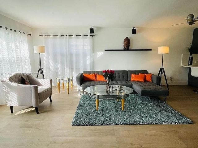 1143 Lincoln St, Hollywood, FL 33019