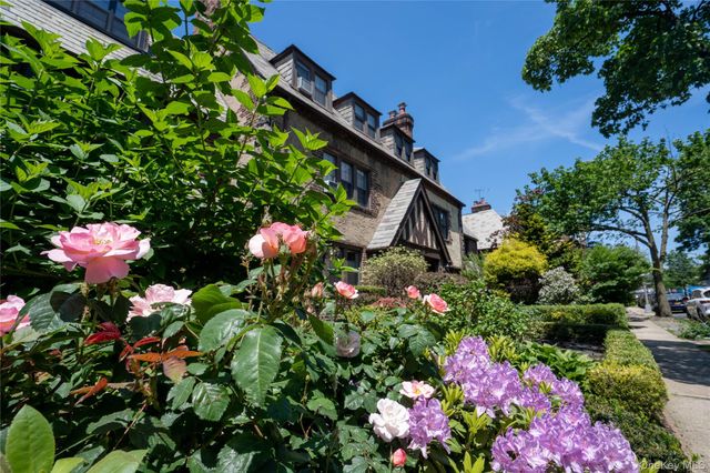 7320 Austin Street 4A, Forest Hills, NY 11375