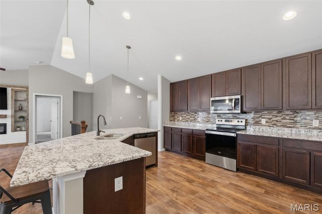 512 Hickory Knoll Drive, Troy, MO 63379