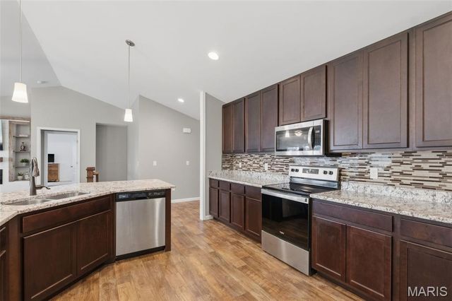 512 Hickory Knoll Drive, Troy, MO 63379