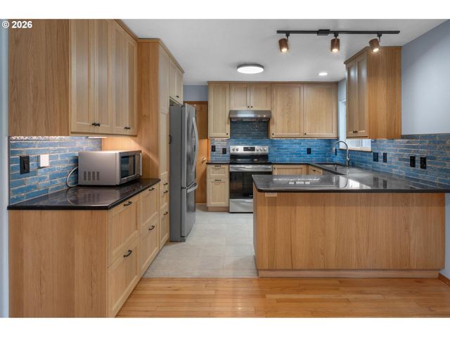 6022 Se CARLTON St, Portland, OR 97206