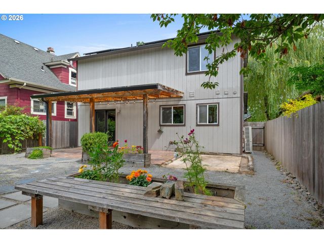 6022 Se CARLTON St, Portland, OR 97206