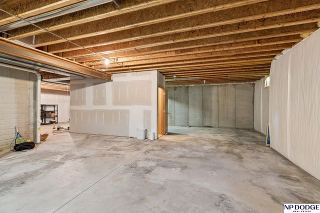 1030 N 185th Street, Omaha, NE 68022