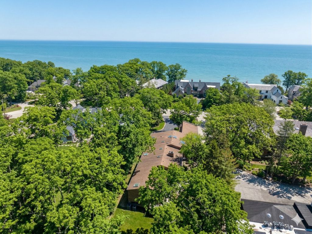 990 Sheridan Road, Highland Park, IL 60035