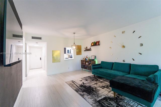 3900 NW 76th Avenue 212, Sunrise, FL 33351
