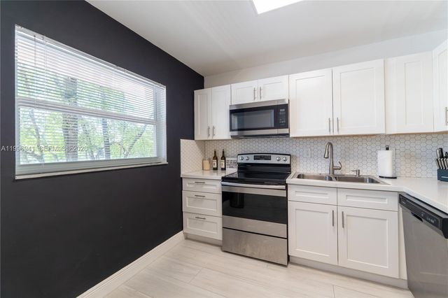 3900 NW 76th Avenue 212, Sunrise, FL 33351
