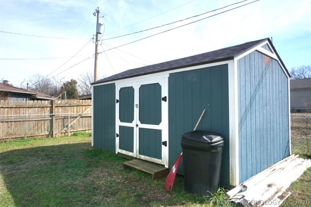 205 Washington Street, Henryetta, OK 74437