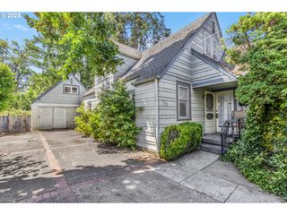 733 S 3RD St, Cottage Grove, OR 97424