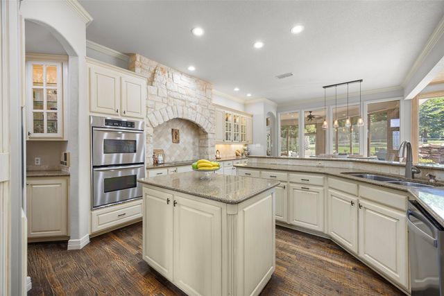 6050 Oak Hollow Drive, Burleson, TX 76028