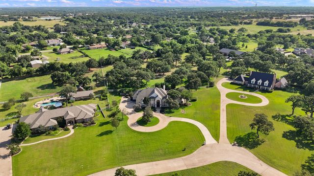 6050 Oak Hollow Drive, Burleson, TX 76028