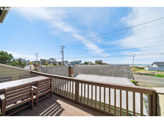 547 S FRONT St, Rockaway Beach, OR 97136