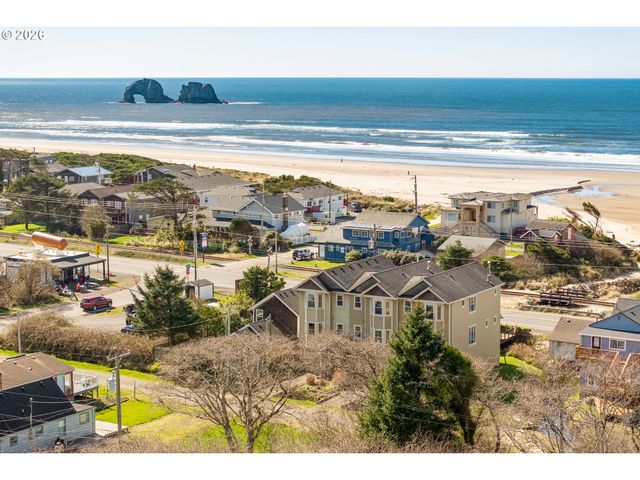 547 S FRONT St, Rockaway Beach, OR 97136