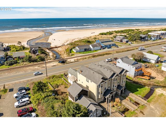 547 S FRONT St, Rockaway Beach, OR 97136