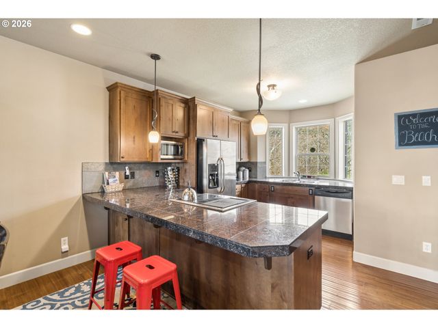 547 S FRONT St, Rockaway Beach, OR 97136