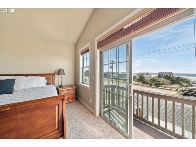 547 S FRONT St, Rockaway Beach, OR 97136
