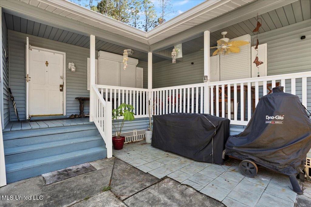 6193 E Lincoln Street, Bay Saint Louis, MS 39520