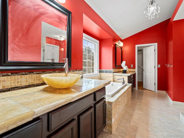 7359 Water Oaks, West Bloomfield Charter Township, MI 48324