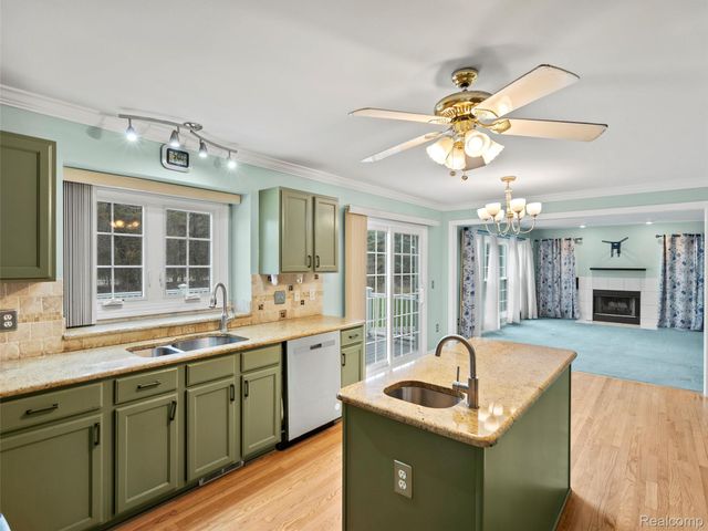 7359 Water Oaks, West Bloomfield Charter Township, MI 48324