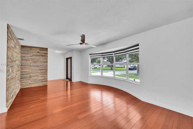 5320 SW 8th St, Plantation, FL 33317