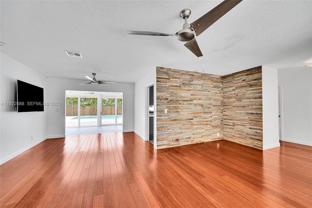 5320 SW 8th St, Plantation, FL 33317