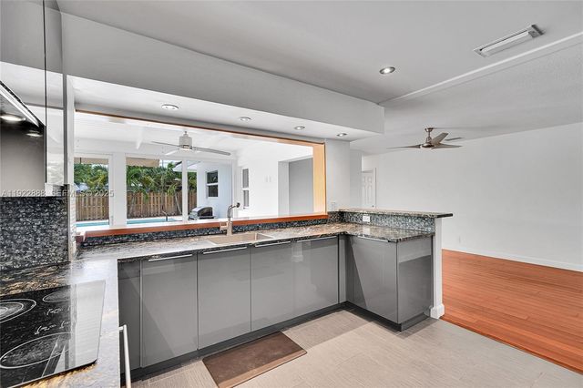 5320 SW 8th St, Plantation, FL 33317