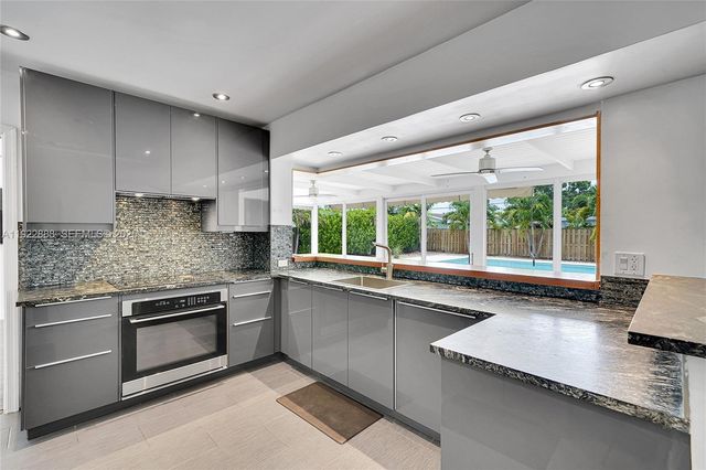 5320 SW 8th St, Plantation, FL 33317