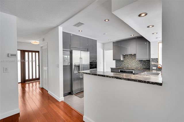 5320 SW 8th St, Plantation, FL 33317