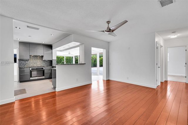 5320 SW 8th St, Plantation, FL 33317