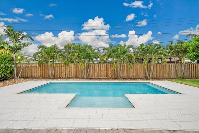 5320 SW 8th St, Plantation, FL 33317