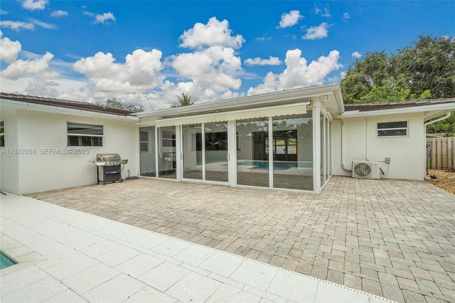 5320 SW 8th St, Plantation, FL 33317