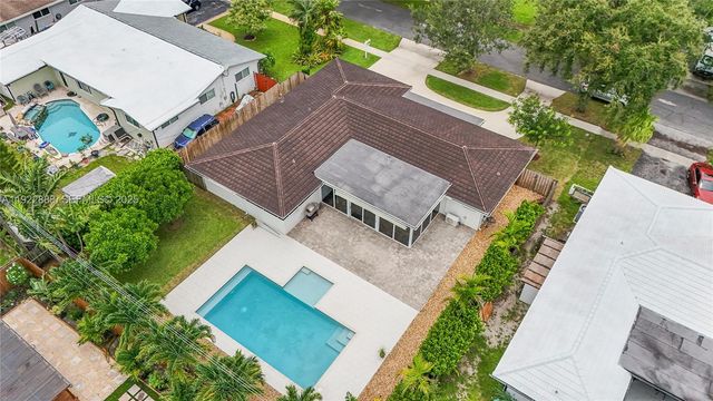 5320 SW 8th St, Plantation, FL 33317