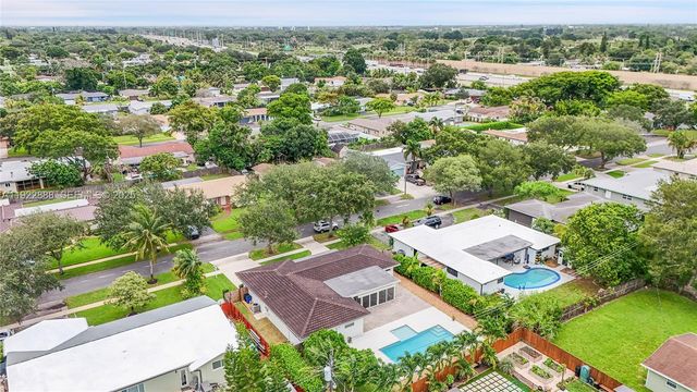 5320 SW 8th St, Plantation, FL 33317