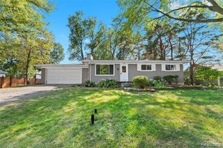 580 Colebrook, Troy, MI 48083