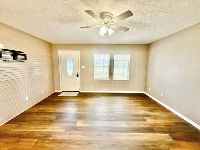 124 Bennett Street, West Columbia, TX 77486