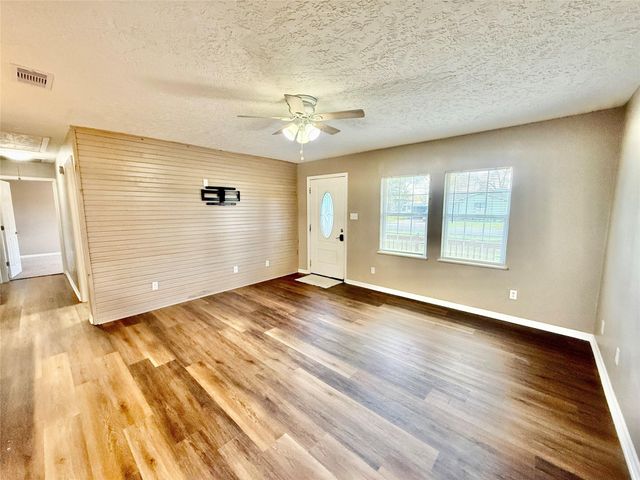 124 Bennett Street, West Columbia, TX 77486