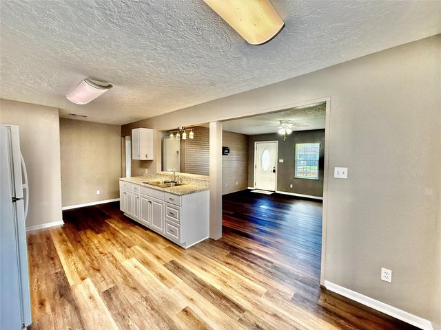 124 Bennett Street, West Columbia, TX 77486