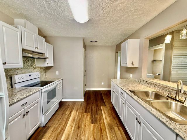 124 Bennett Street, West Columbia, TX 77486