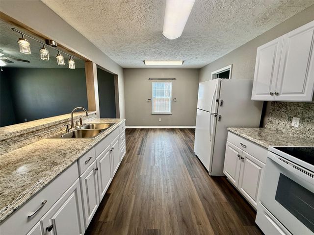 124 Bennett Street, West Columbia, TX 77486