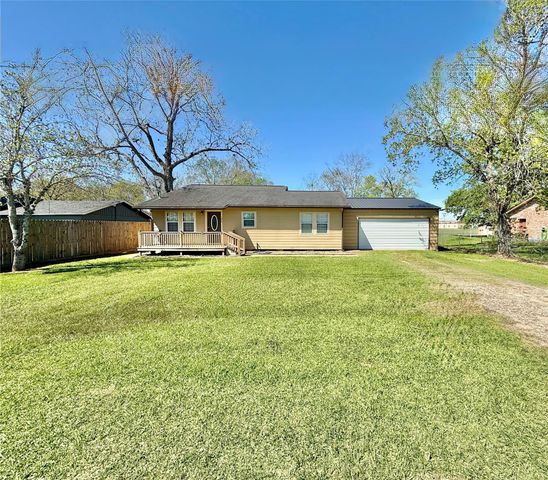 124 Bennett Street, West Columbia, TX 77486