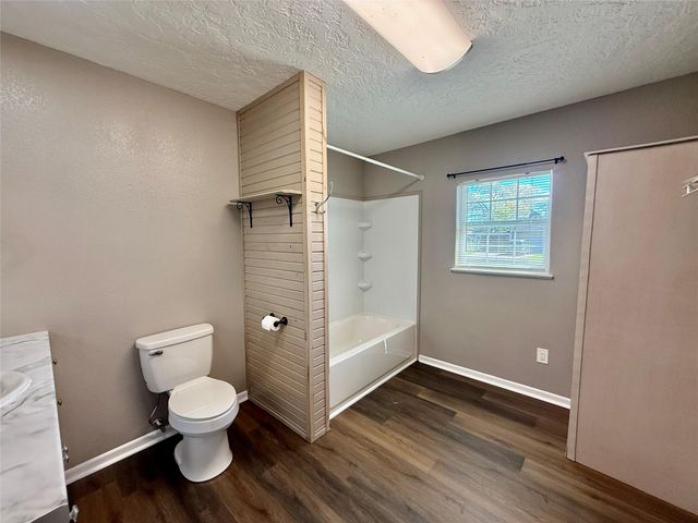 124 Bennett Street, West Columbia, TX 77486