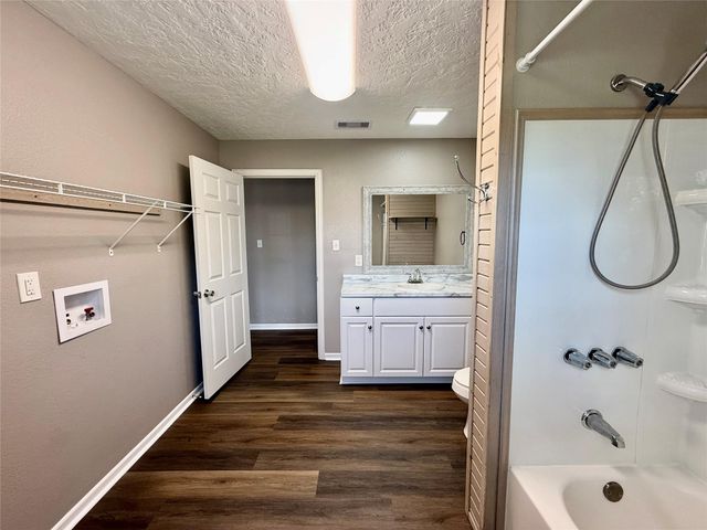 124 Bennett Street, West Columbia, TX 77486