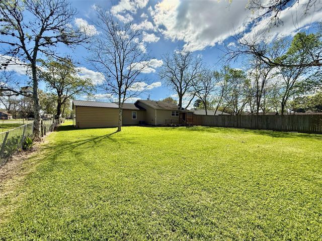 124 Bennett Street, West Columbia, TX 77486